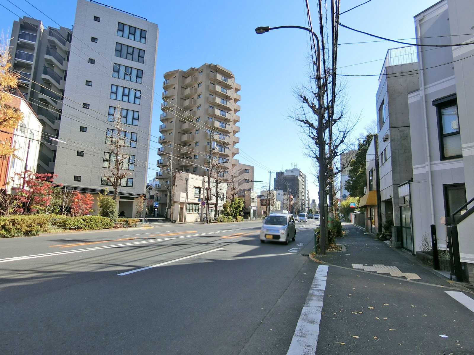 ビル前の明治通り