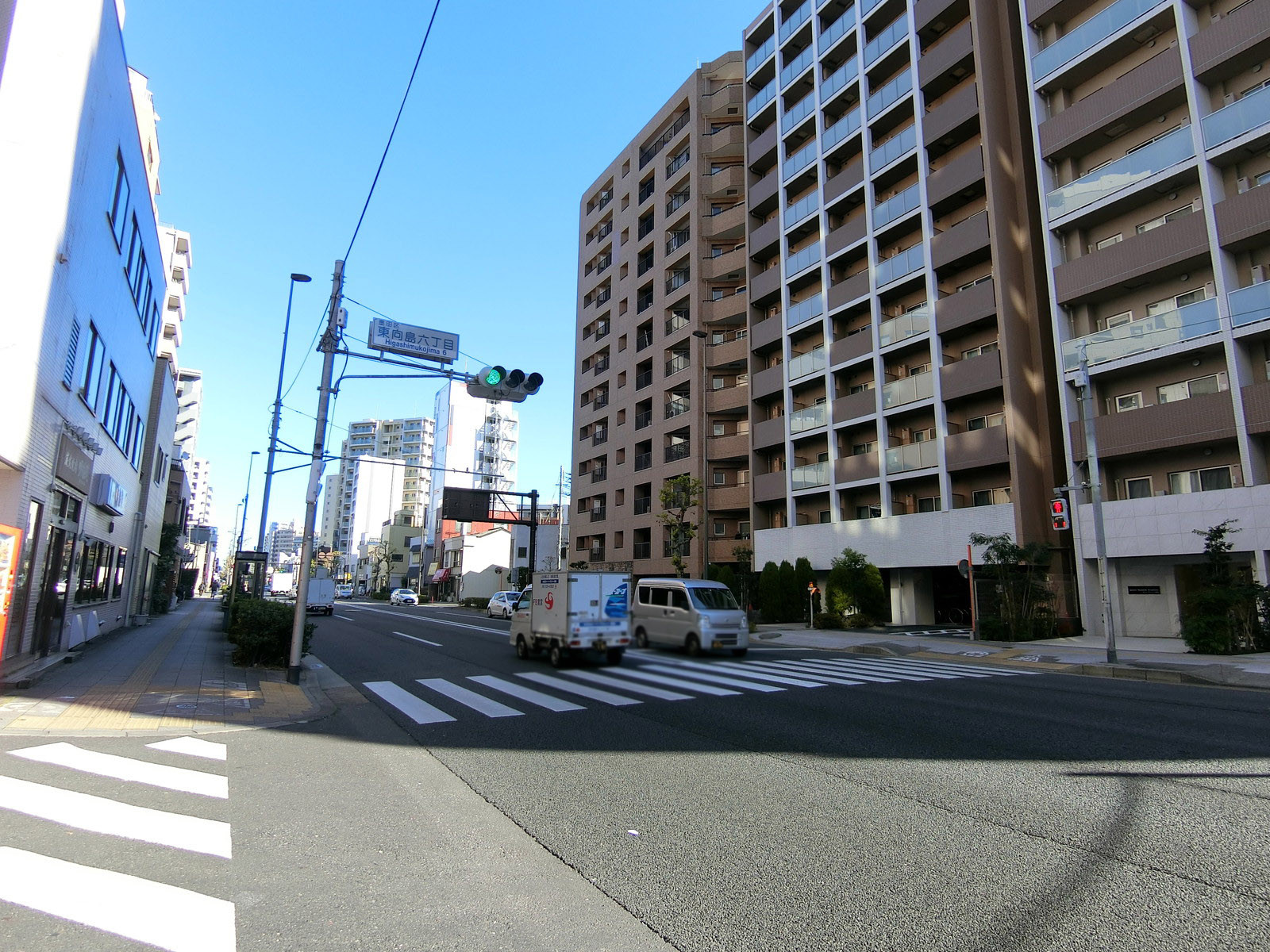ビル前の水戸街道