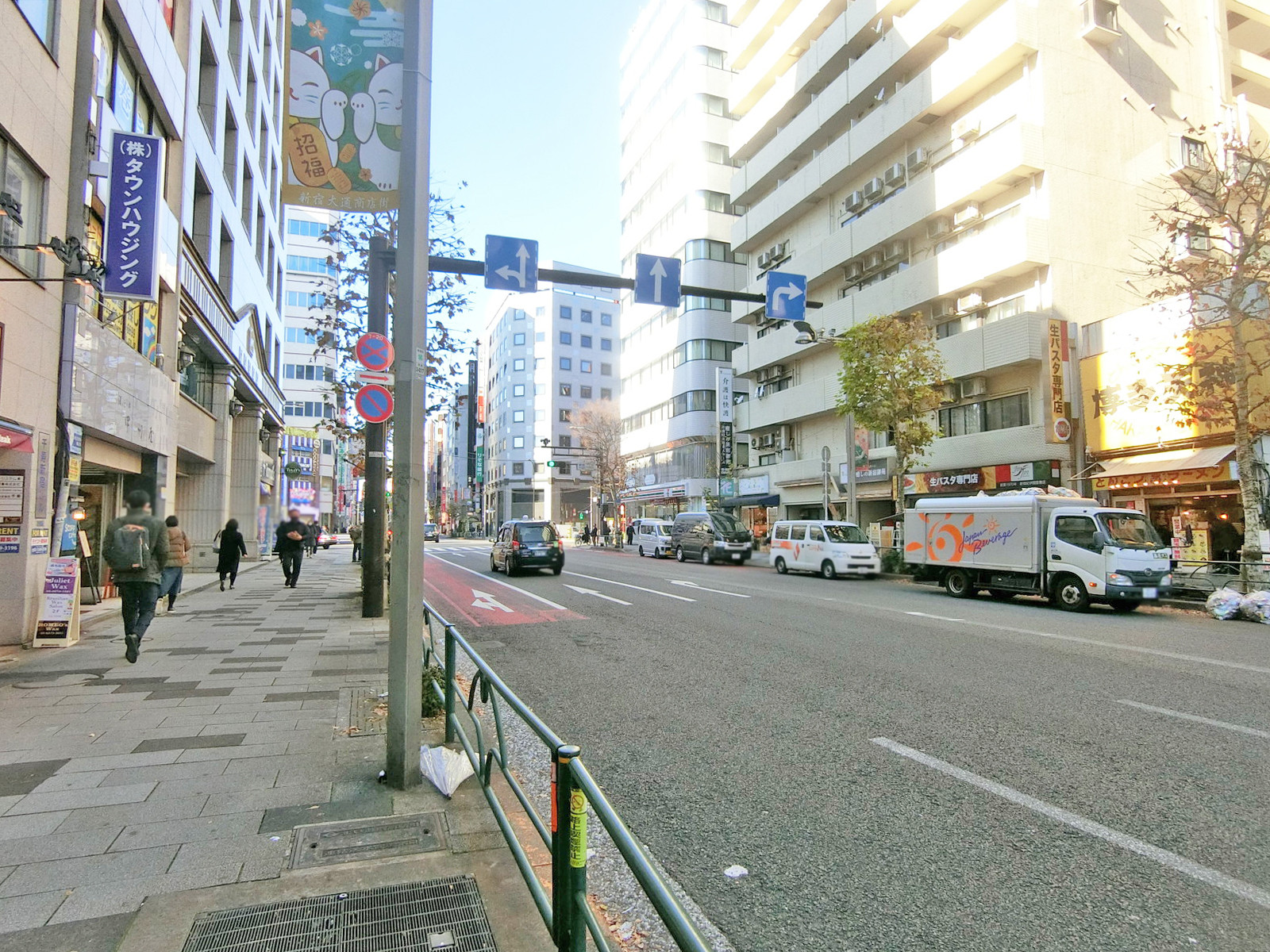 グレイスビル前面の新宿通り