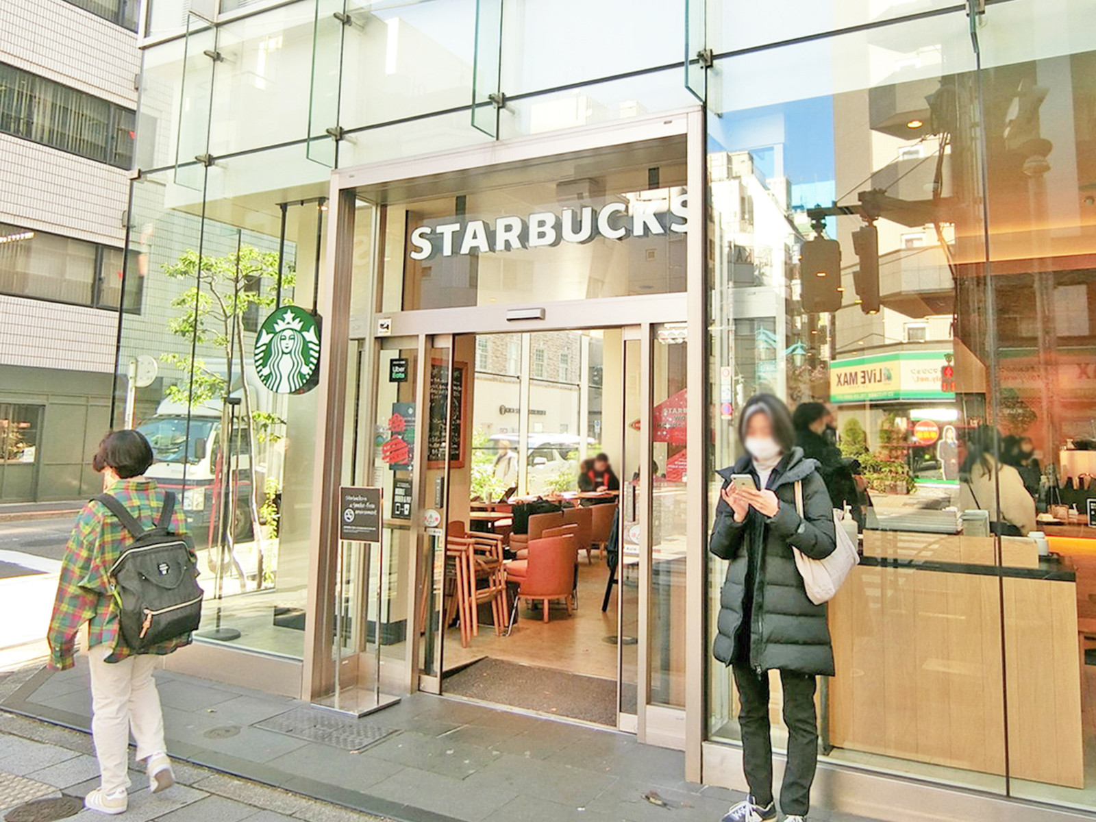 並びのスターバックス コーヒー 新宿2丁目店