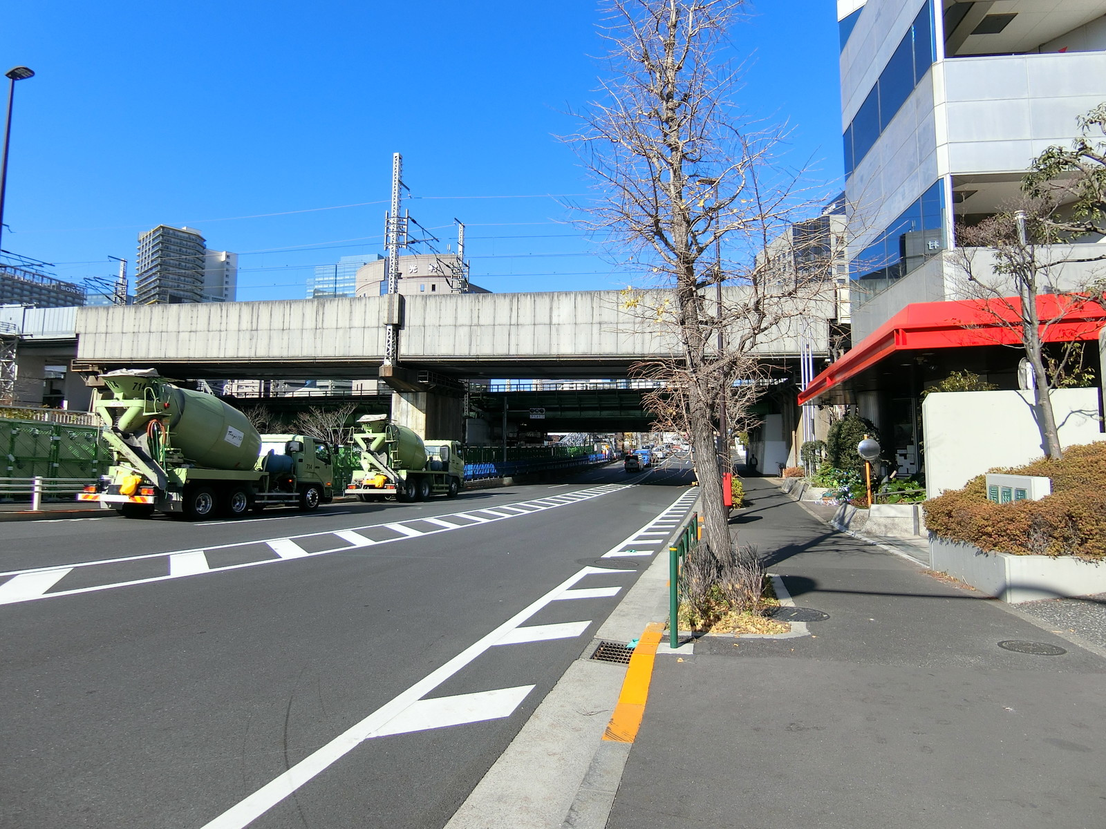 春雨ビル前面の通り