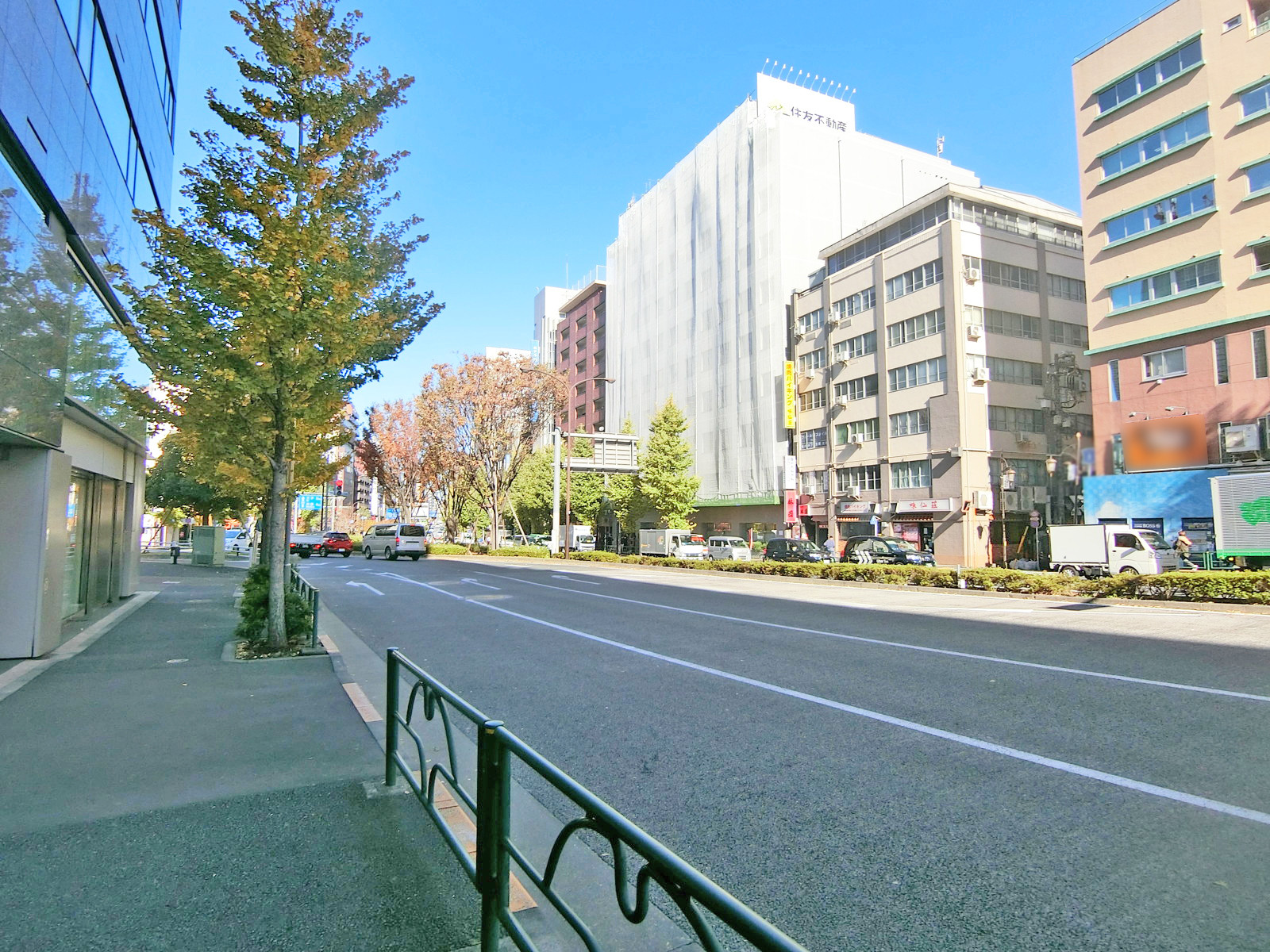 博雅ビル前面の芝新宿王子線