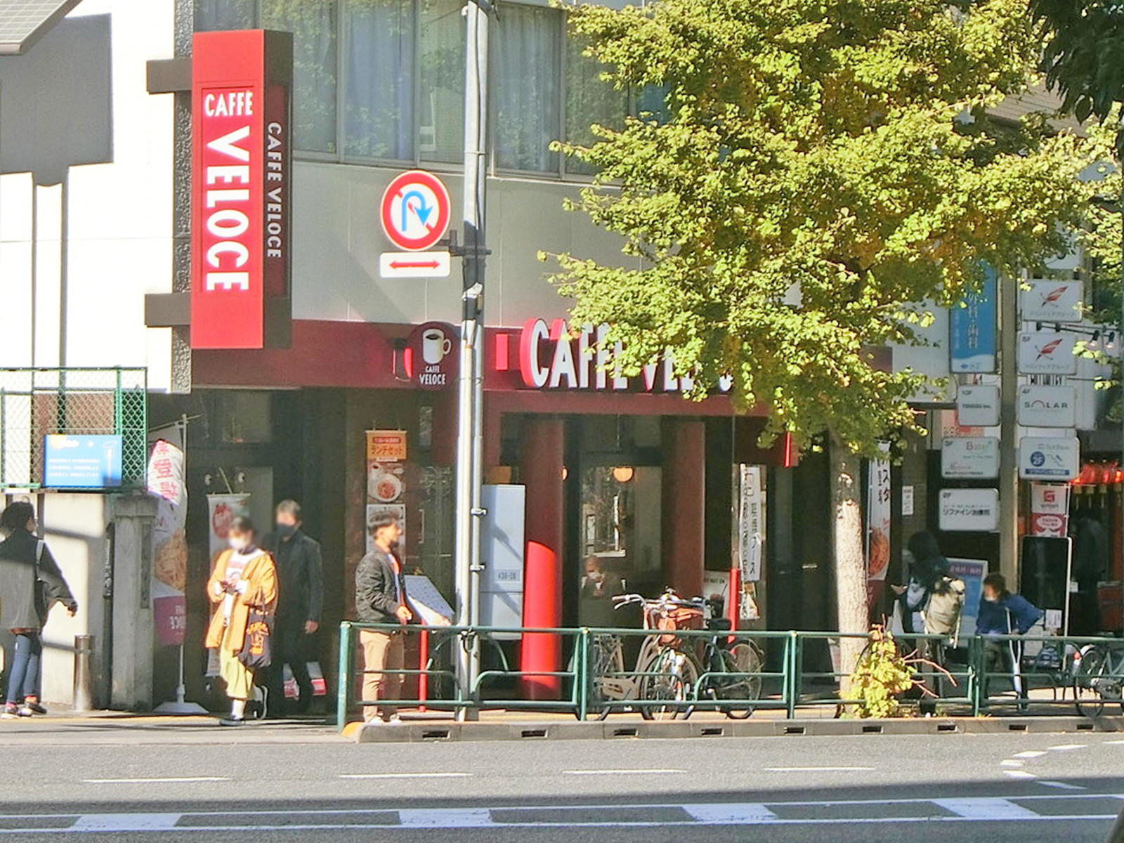 近くのカフェ・ベローチェ新宿五丁目店