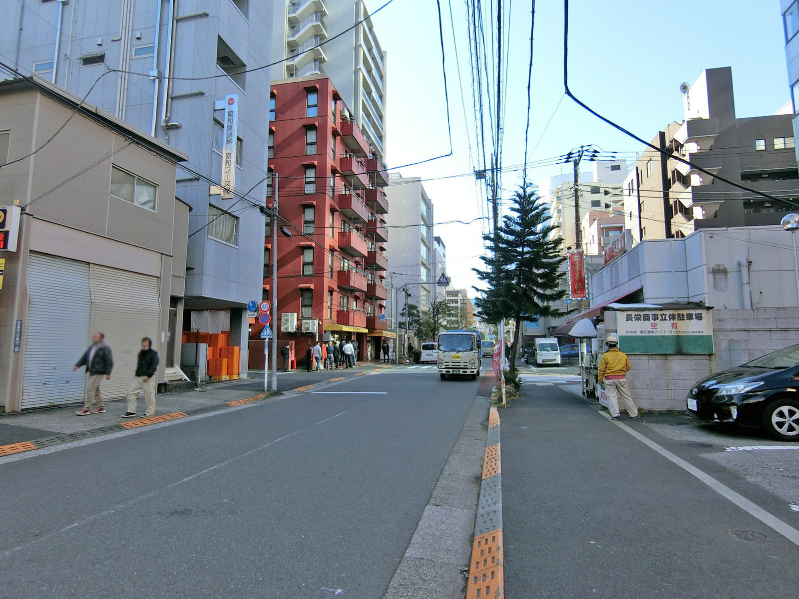 長栄ビル前面の通り