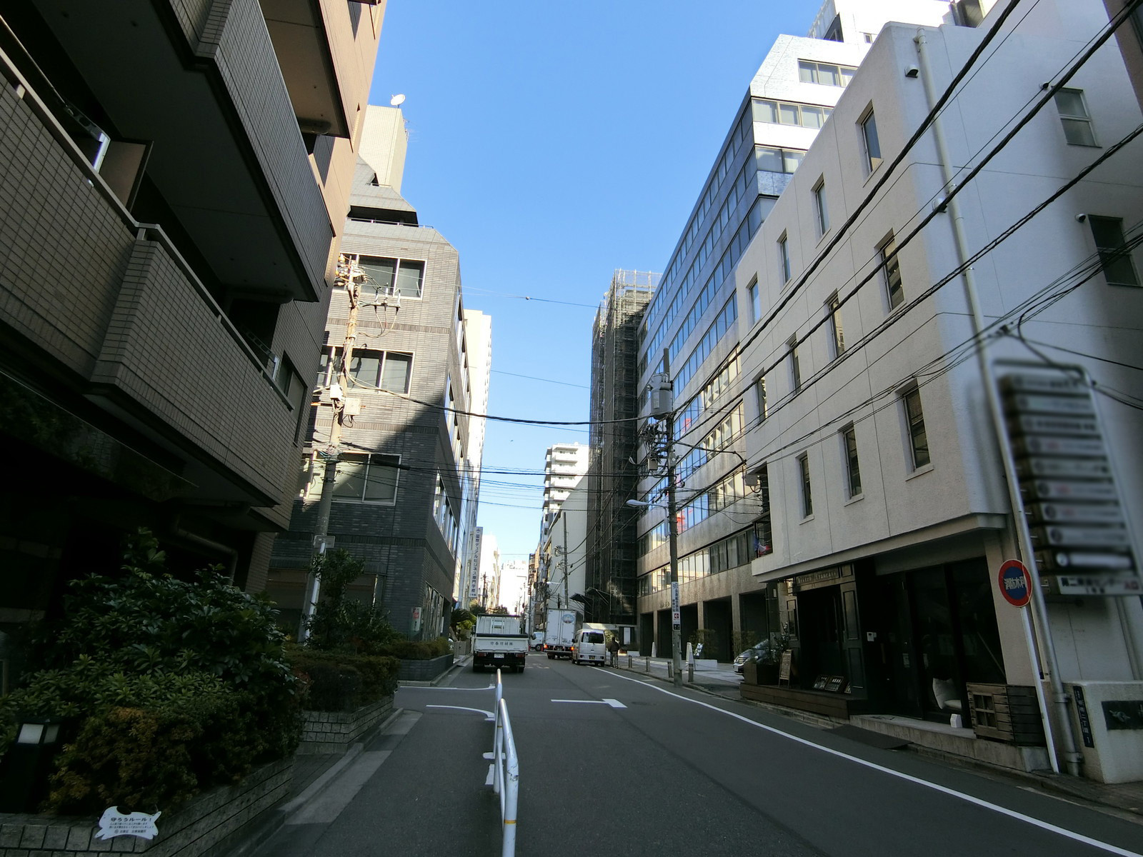 Barq SHINSO BLDG前面の通り