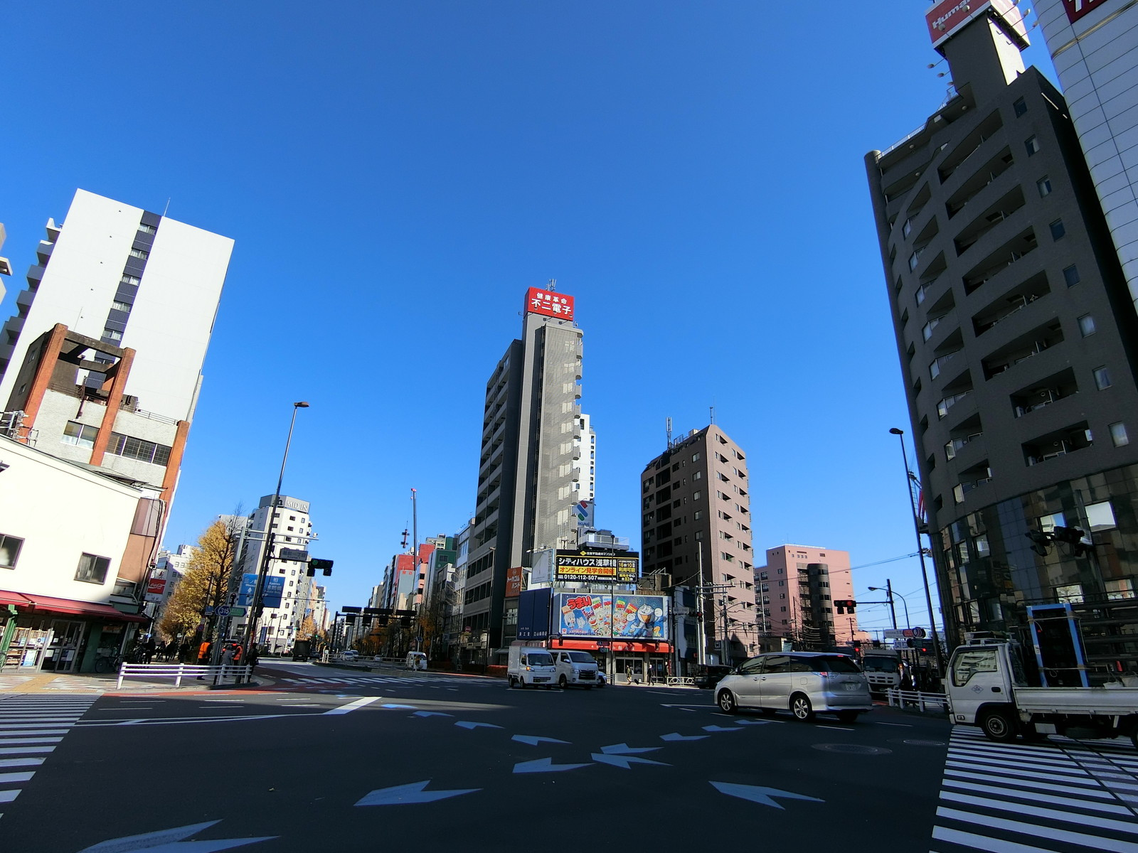 ルフォン浅草蔵前ビル前面の蔵前橋通り