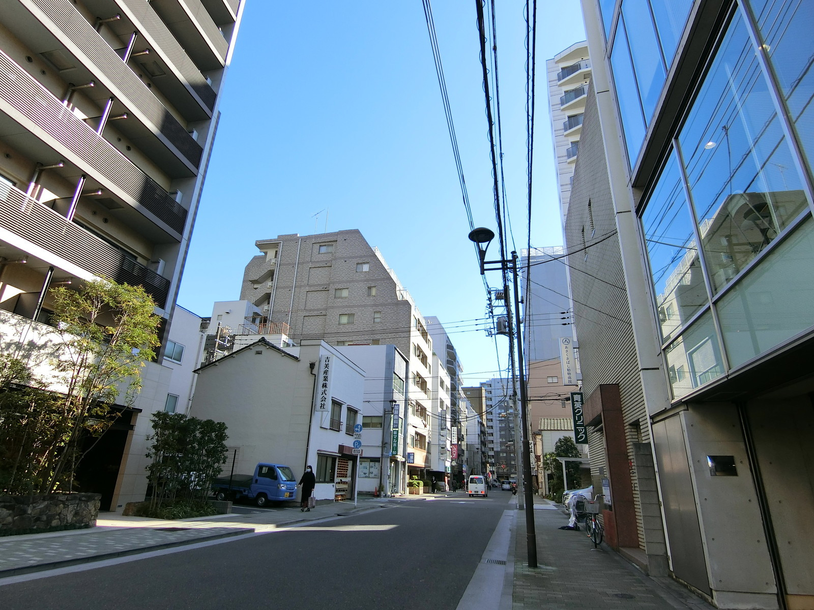 オフィスビル前面の通り