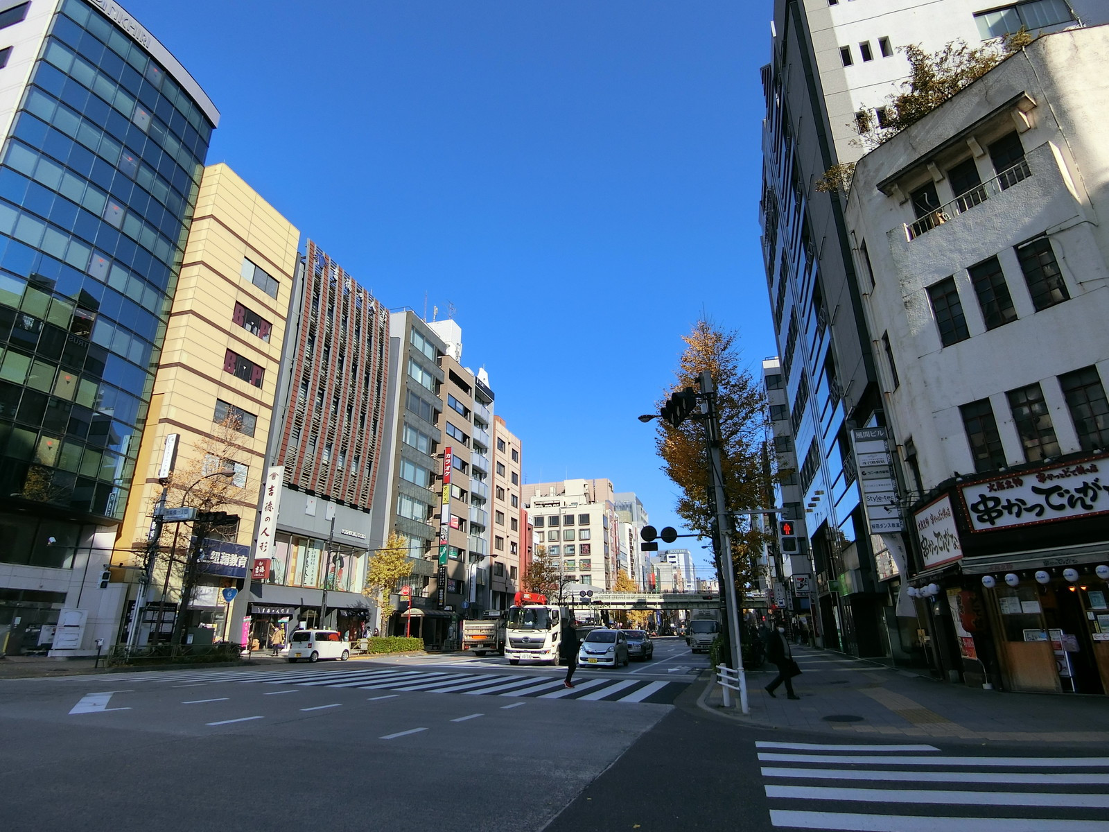 原田ビル前面の江戸通り