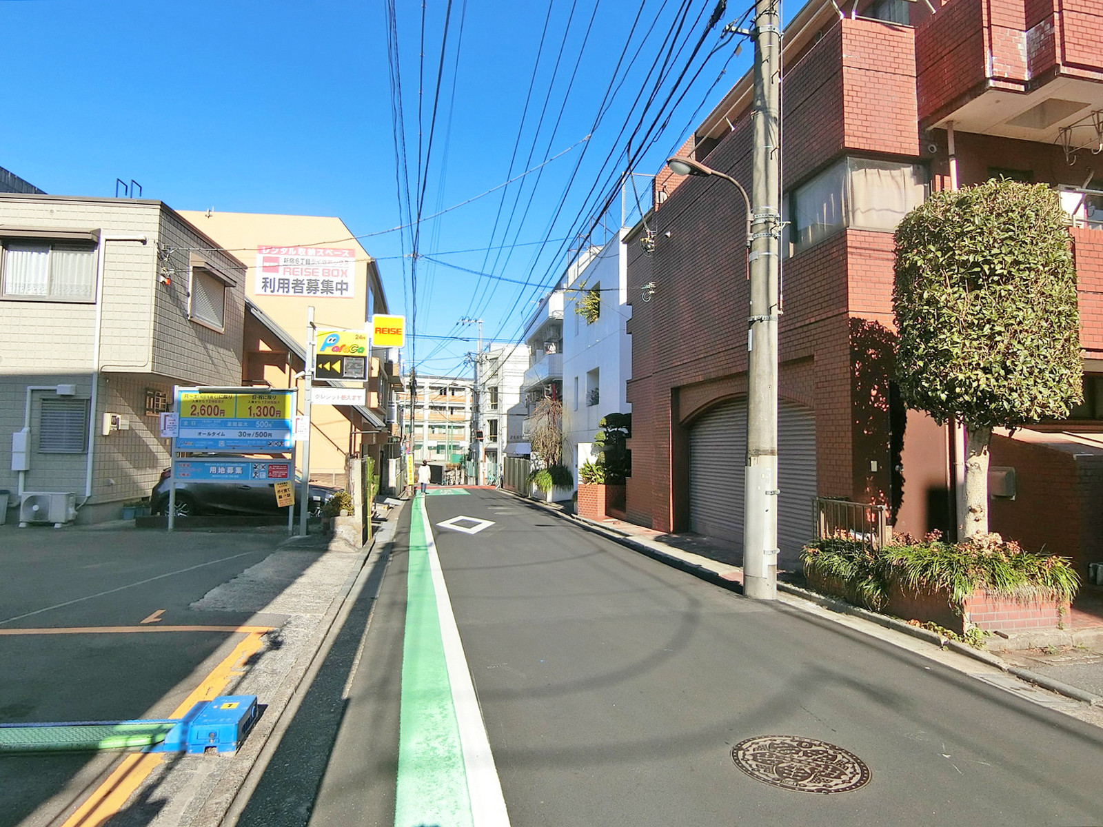 クレストビル前面の通り