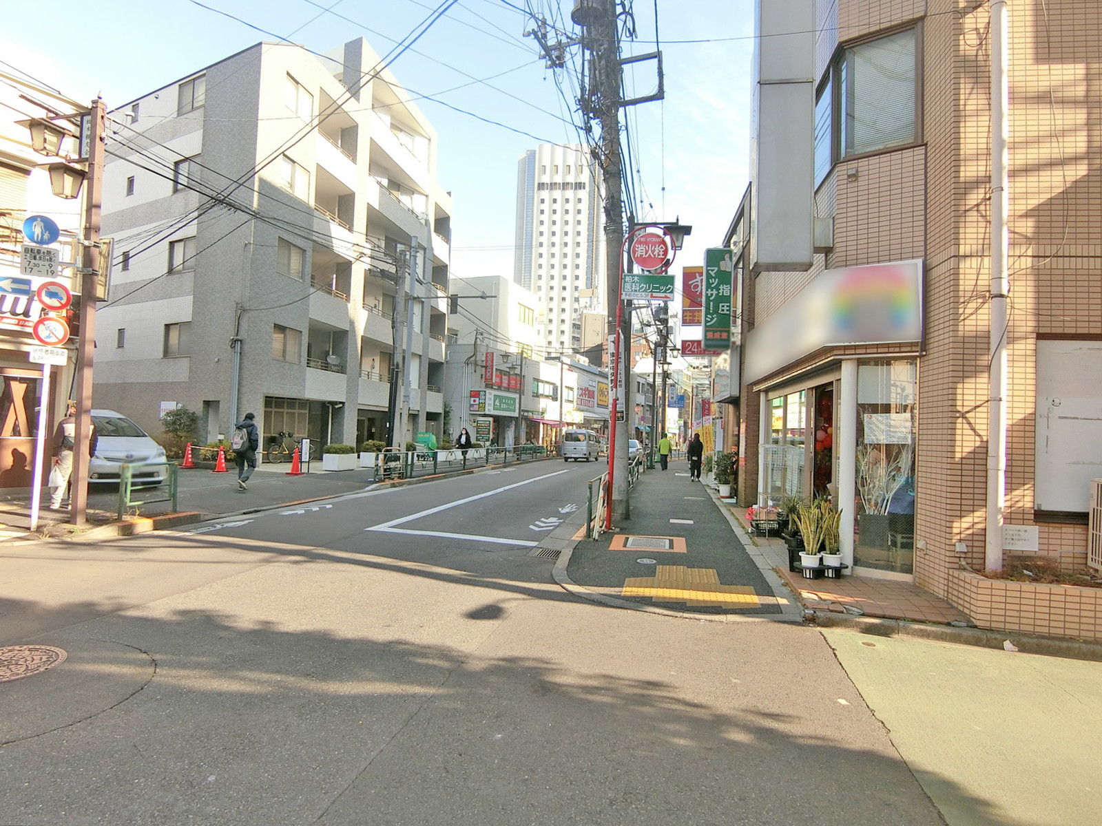 高根ビル前面の大久保通り