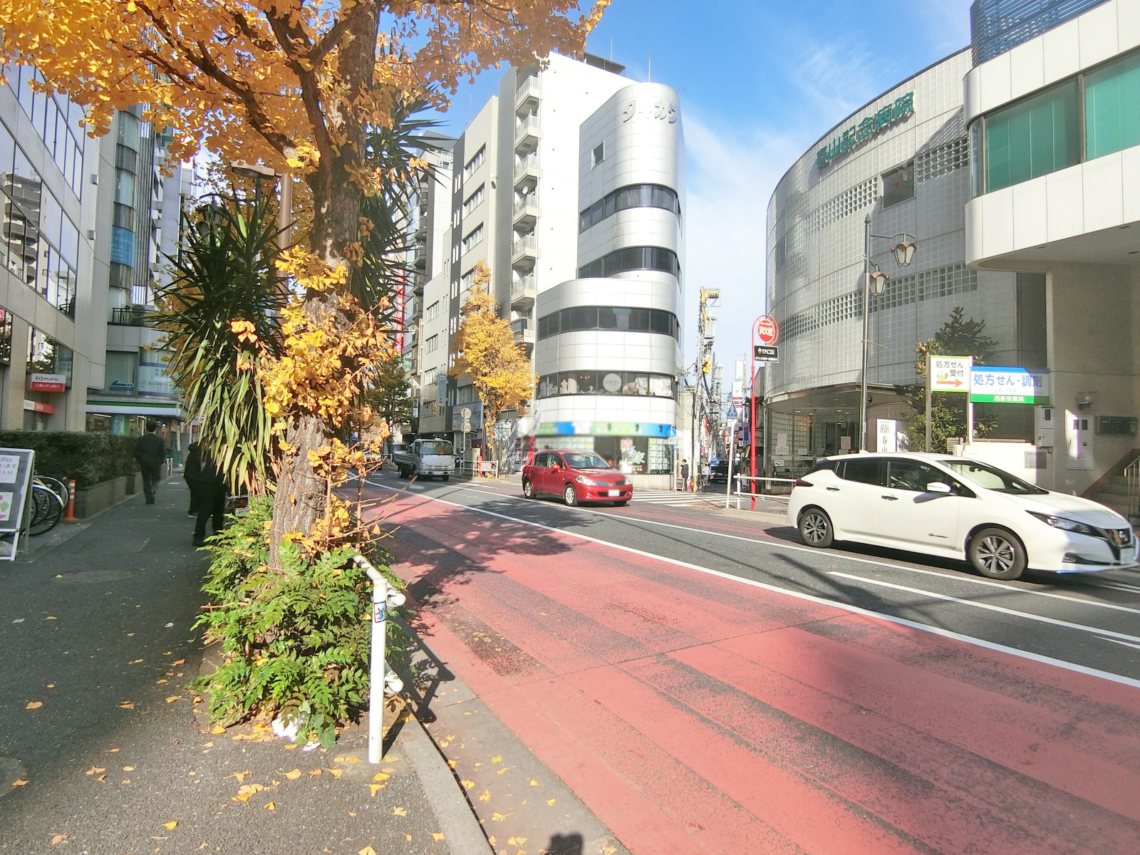 アルテビル北新宿前面の小滝橋通り