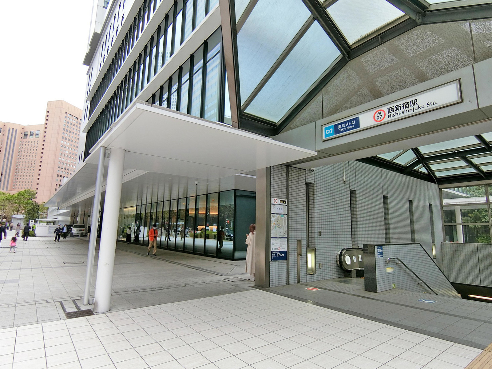 最寄りの「西新宿駅」