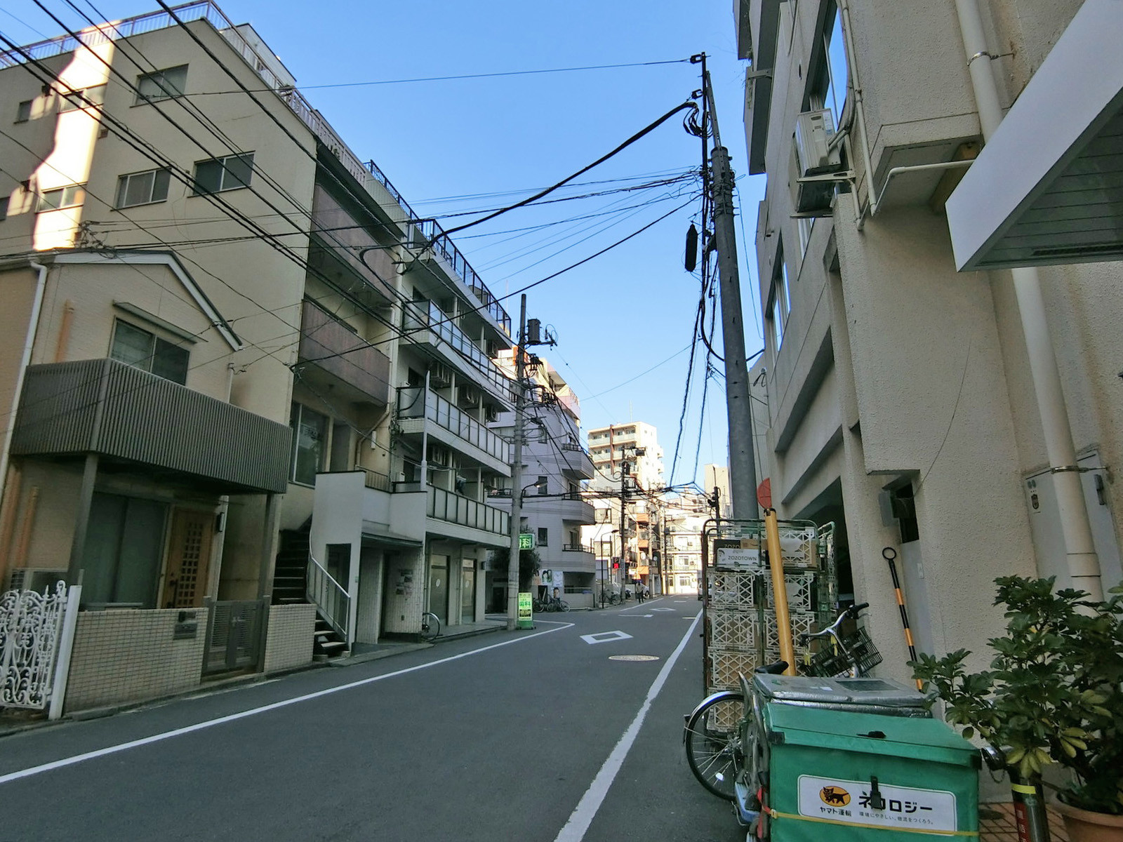ロイヤルアネックス別館前面の通り