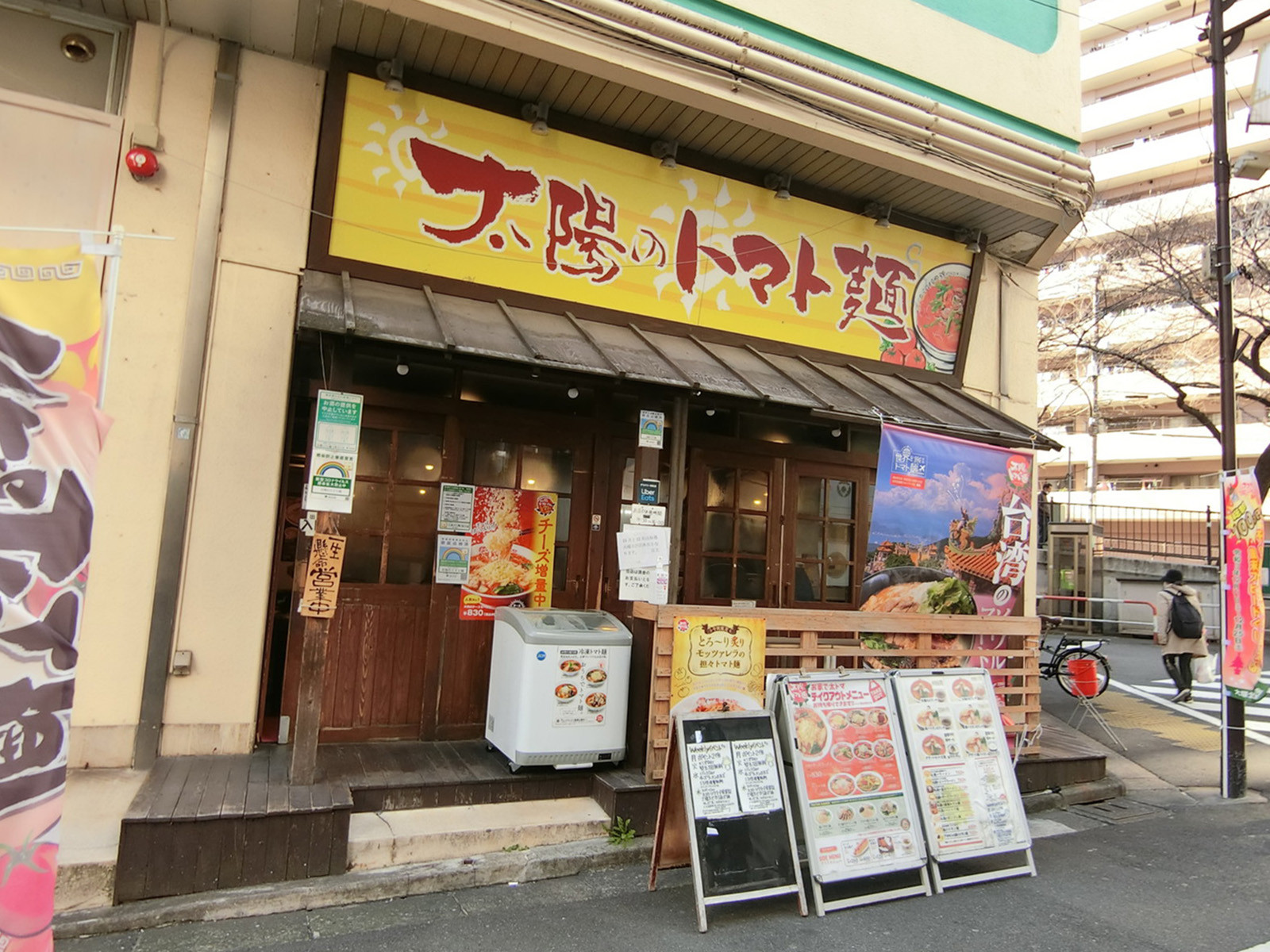 周辺は飲食店が豊富なエリア