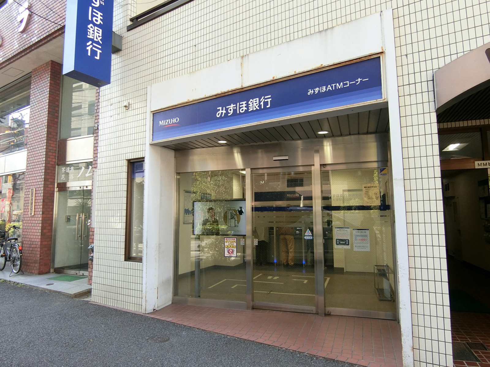 付近のみずほ銀行ATMコーナー