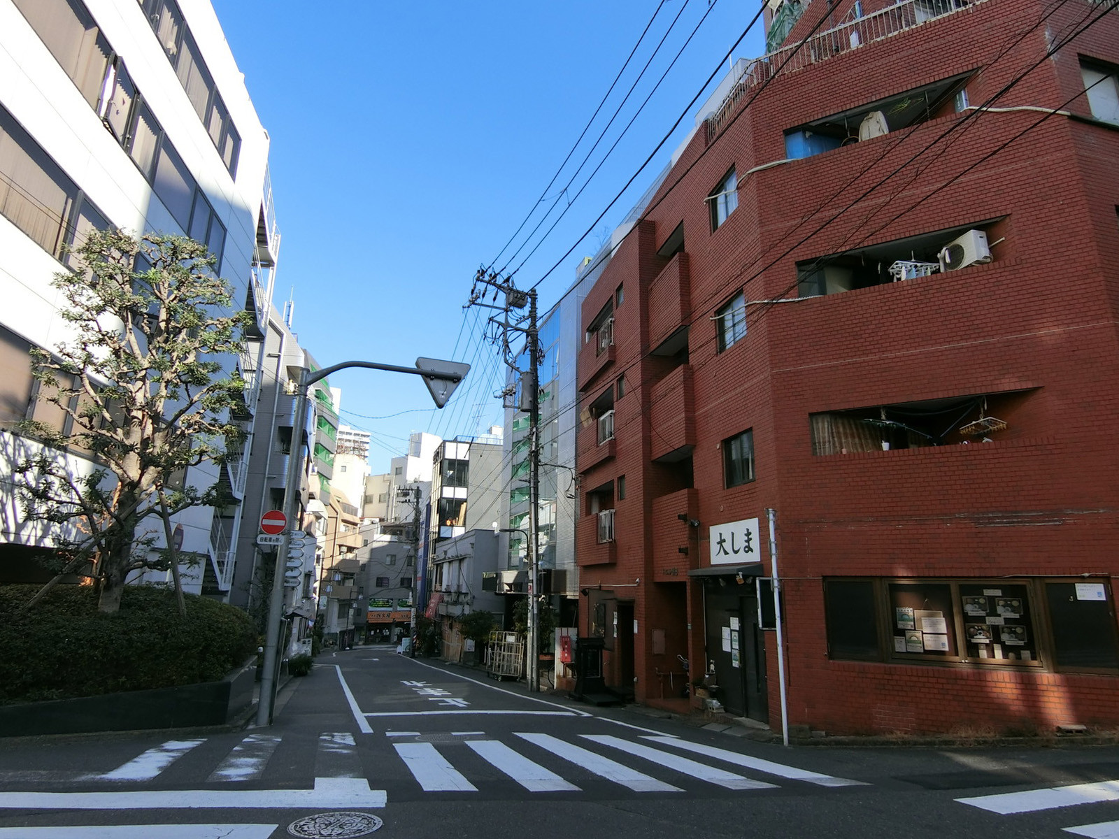 いちご大塚ビル前面の通り
