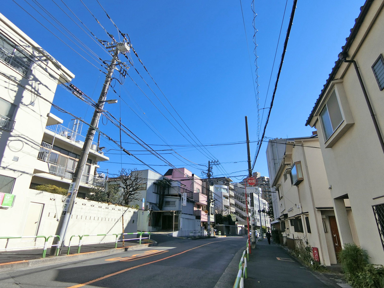 周辺は落ち着いた住宅街
