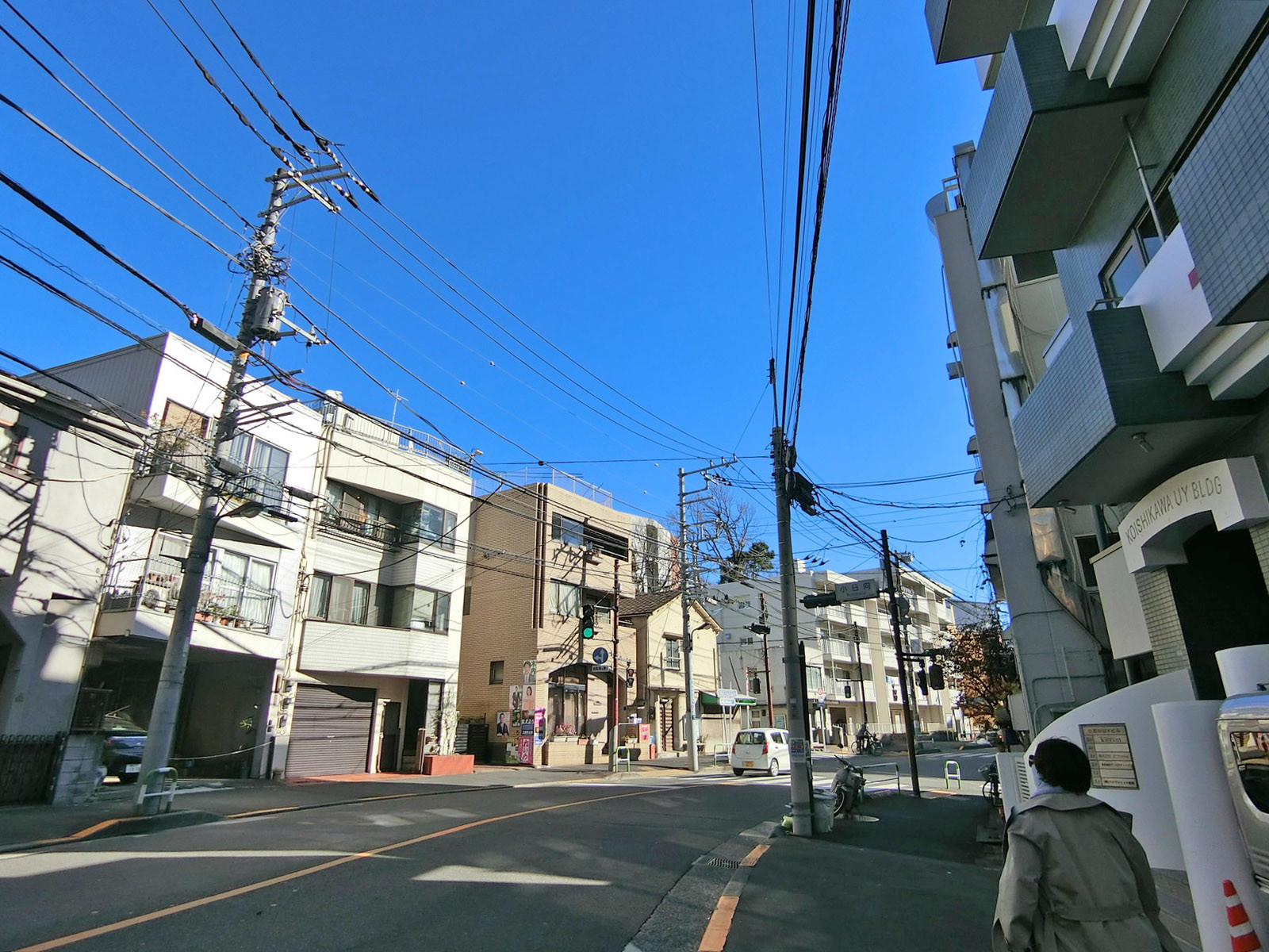 小石川UYビル前面の通り