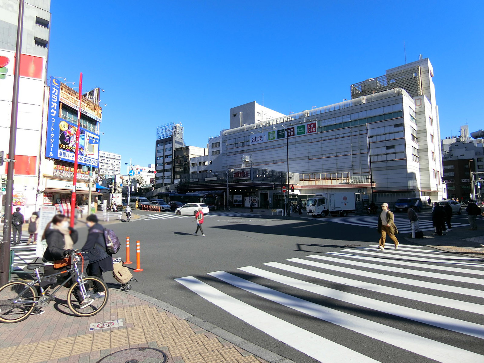 目黒ヒルトップウォーク前面の通り