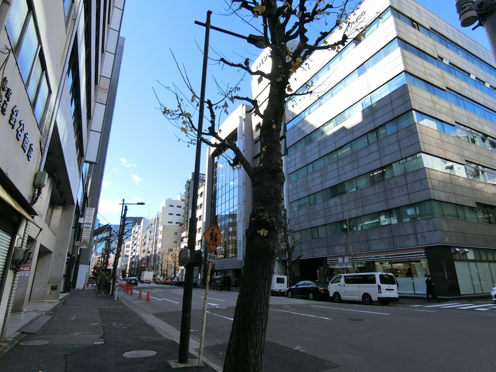 メディックスビル全面の神田金物通り