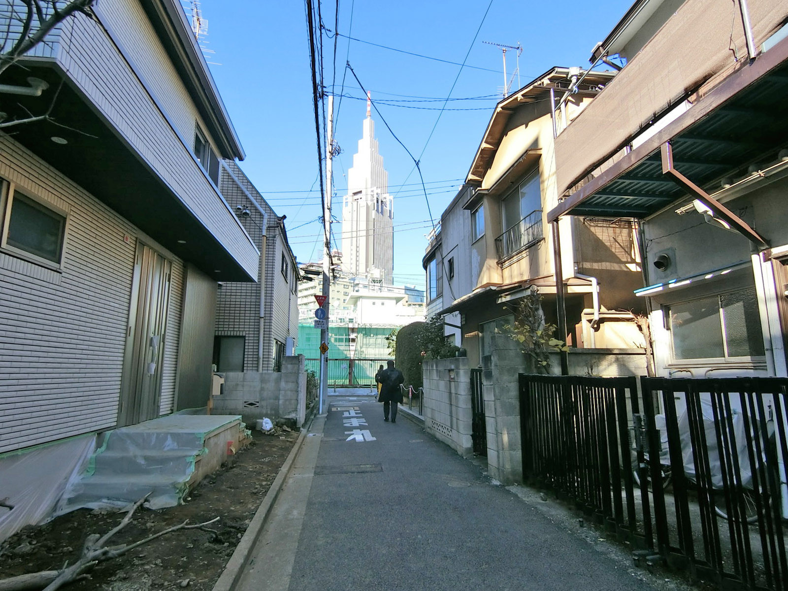 YBビル前面の通り