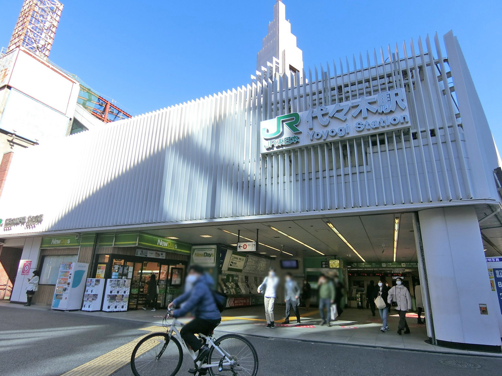 最寄りの「代々木駅」