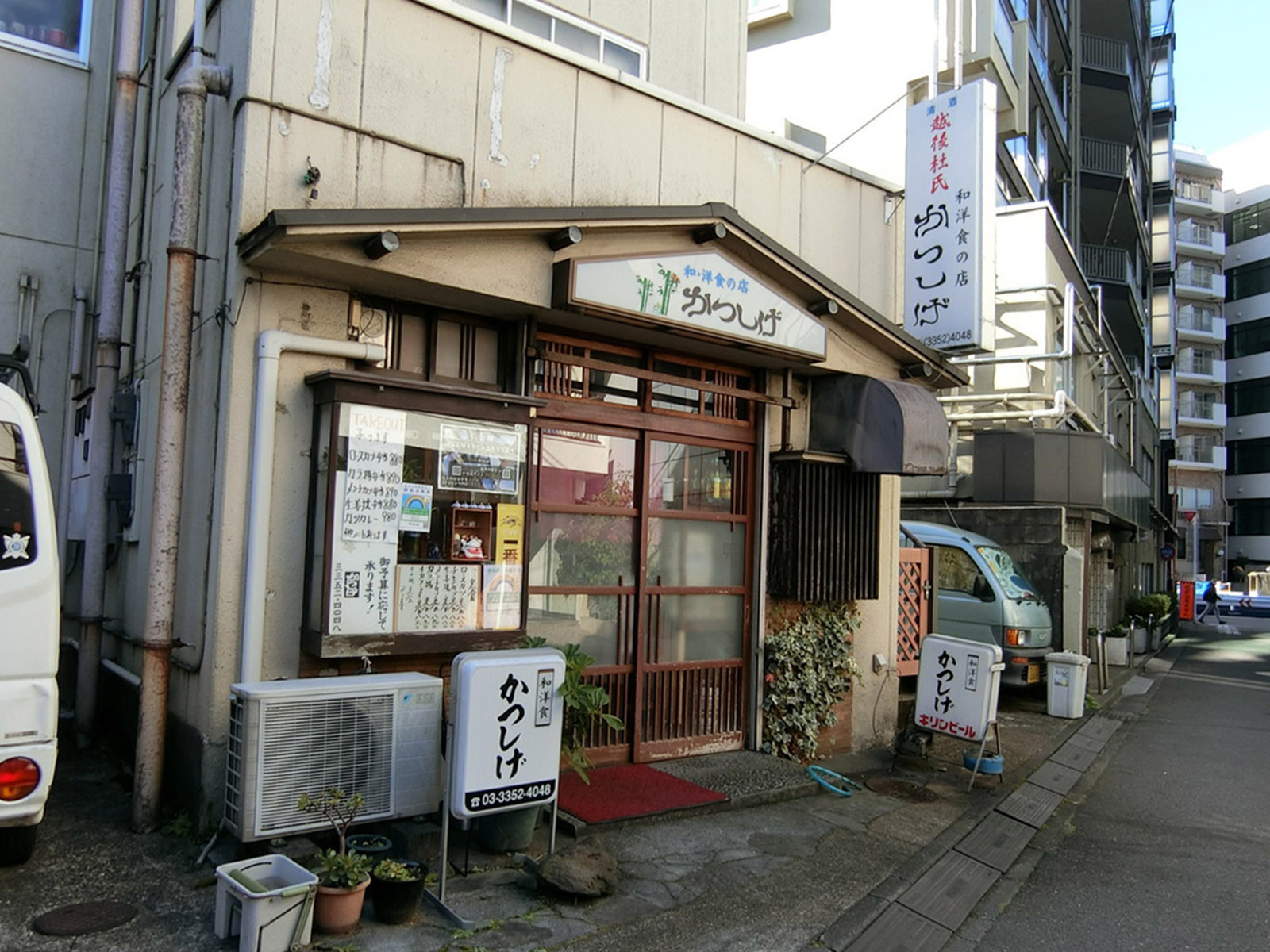 周辺には飲食店があり
