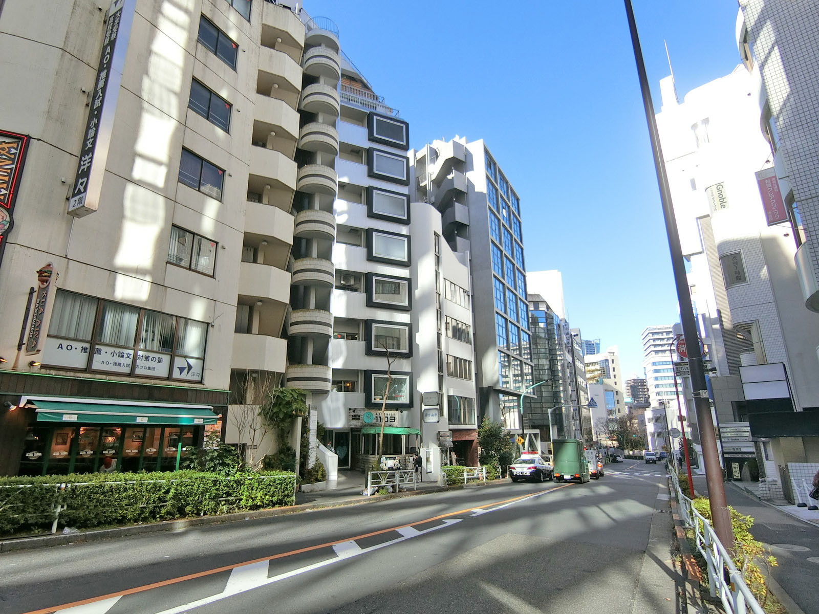 周辺はオフィスや店舗が多いエリア