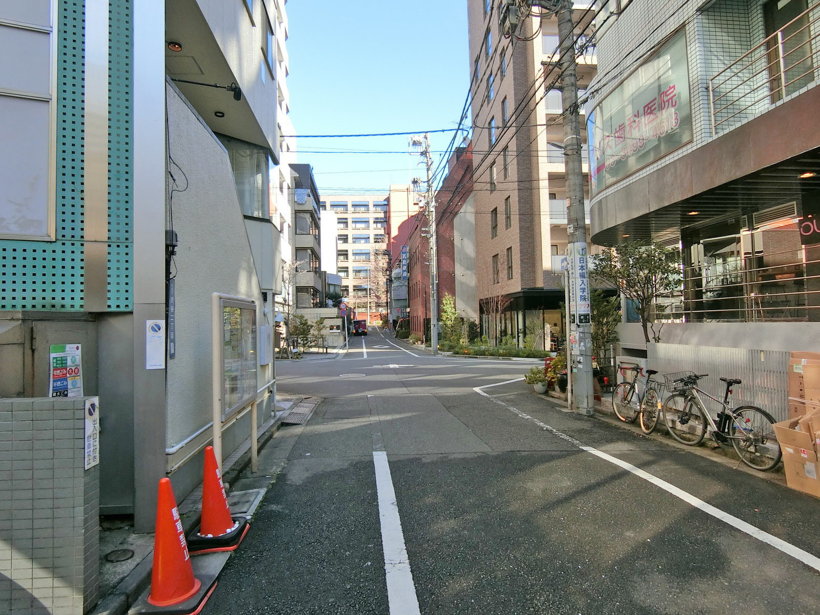 荻津ビル前面の通り