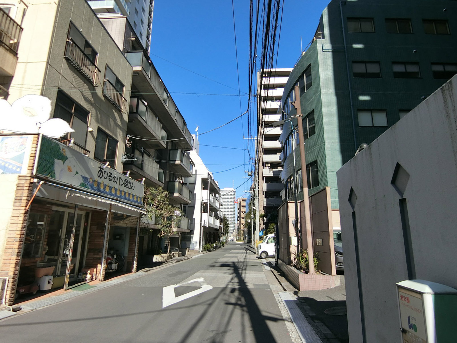 ヒマワリビル前面の通り