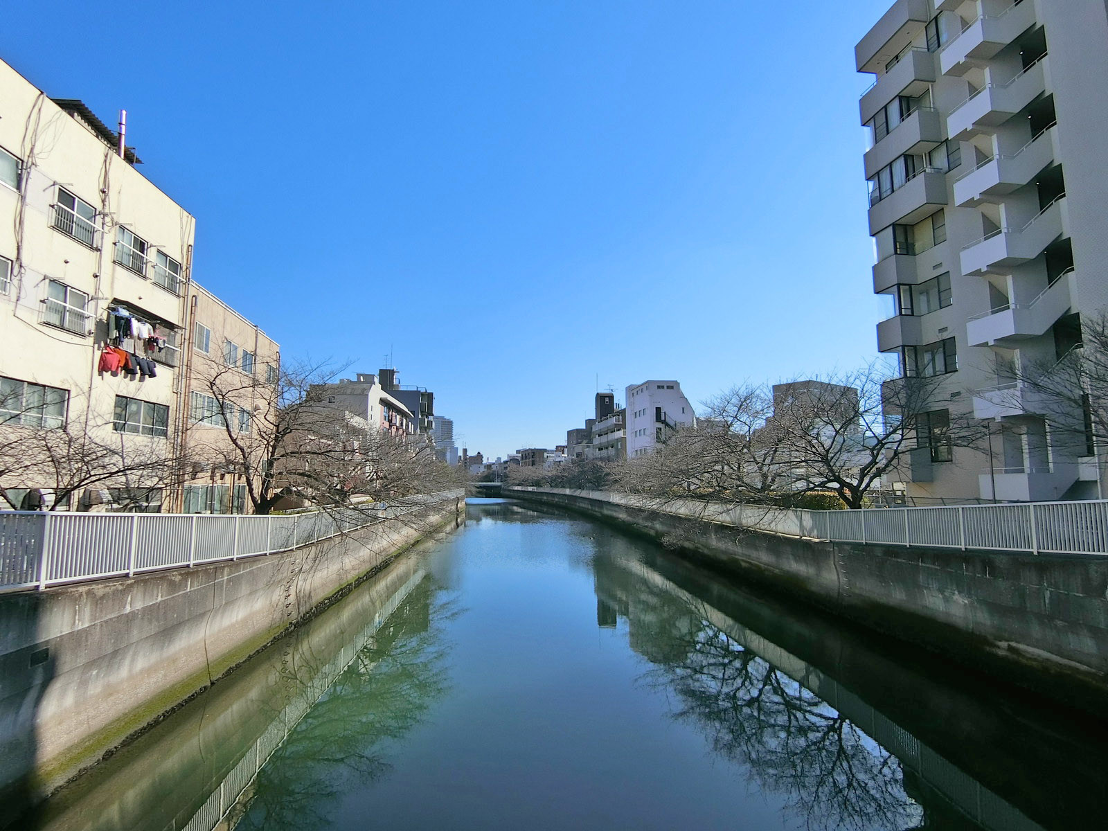 周辺は川が流れる落ち着いたエリア