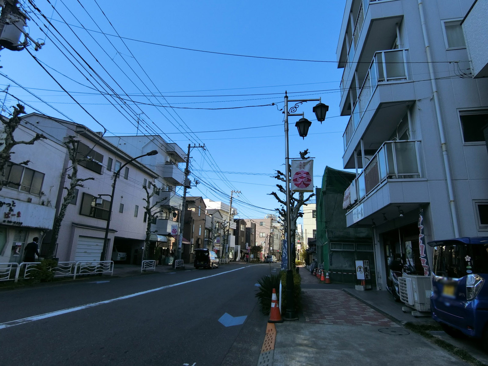 吉村ビル前面の牡丹町通り