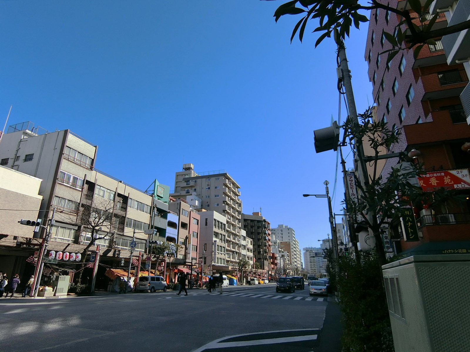 つるやビル前面の永代通り