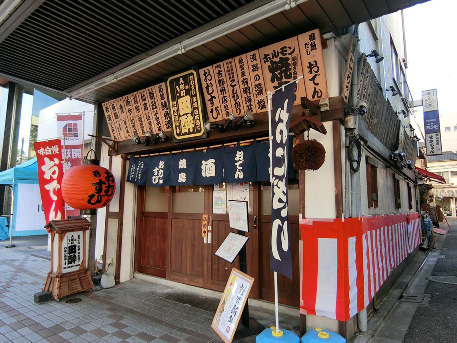 周辺は飲食店が豊富なエリア