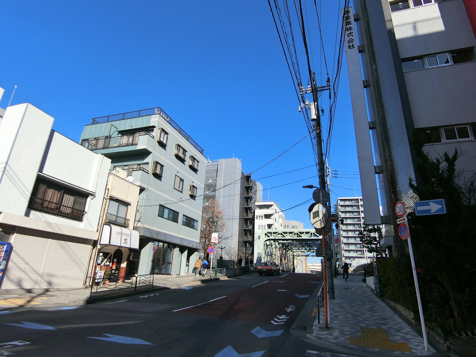 寿ビル前面の琴平通り