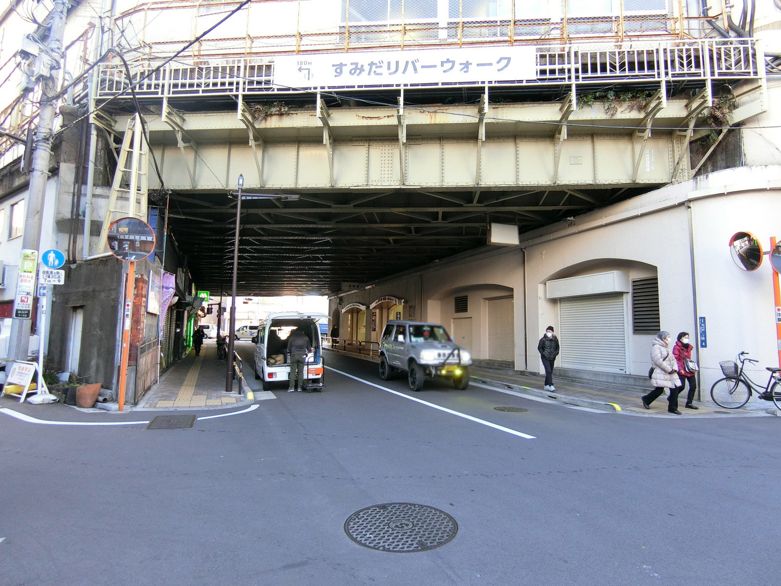 浅草駅北口ビル前面の通り