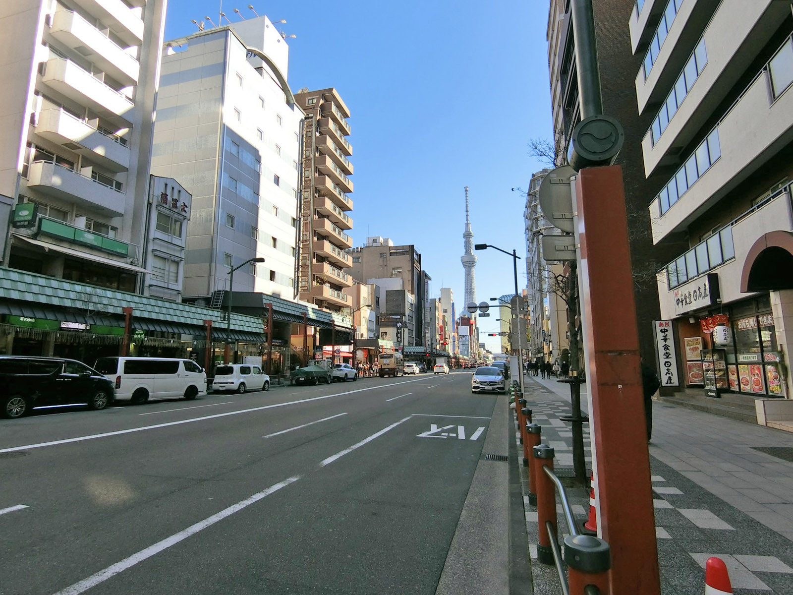 黒澤ビル前面の雷門通り