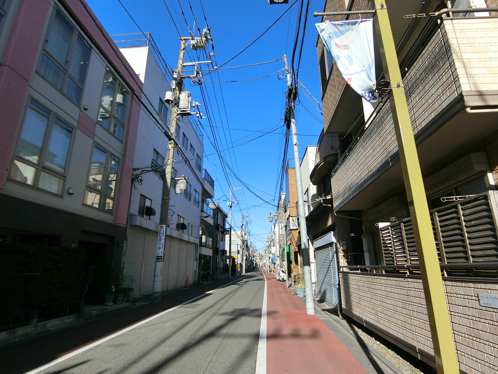 サメズミツワビル前面の通り
