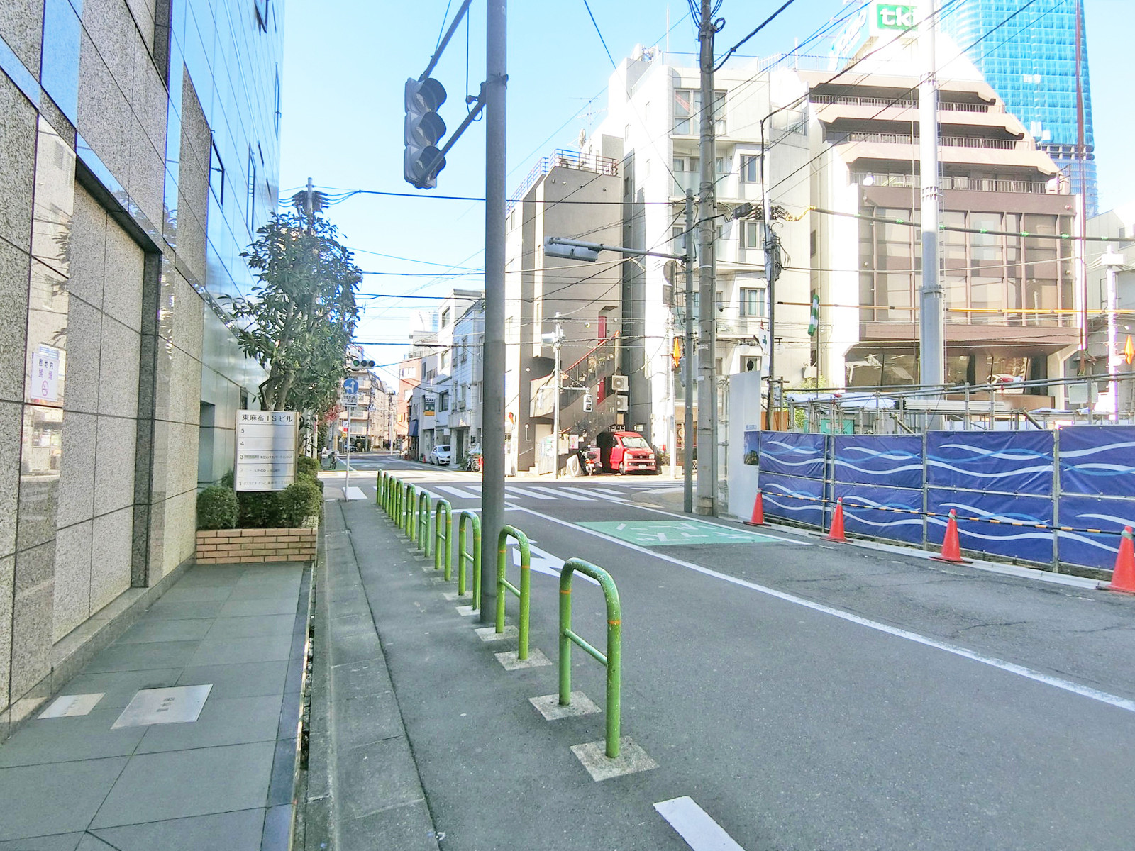 東麻布ISビル前面の通り
