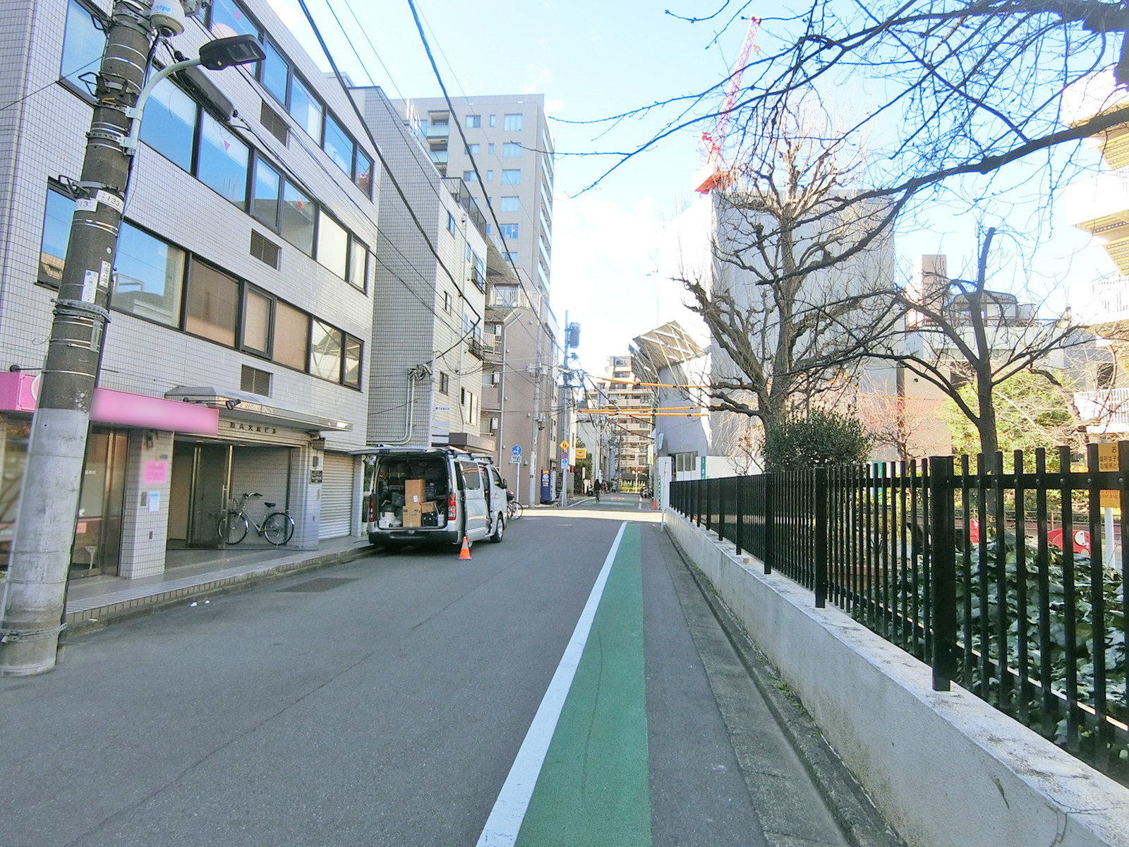 第六文成ビル前面の通り