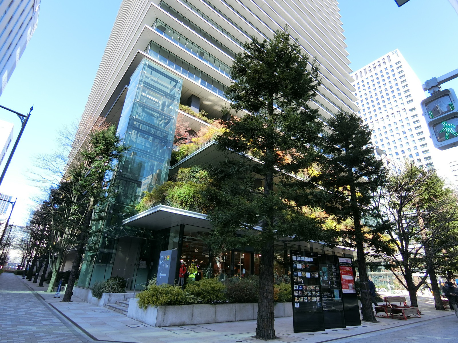 向かいの東京スクエアガーデン