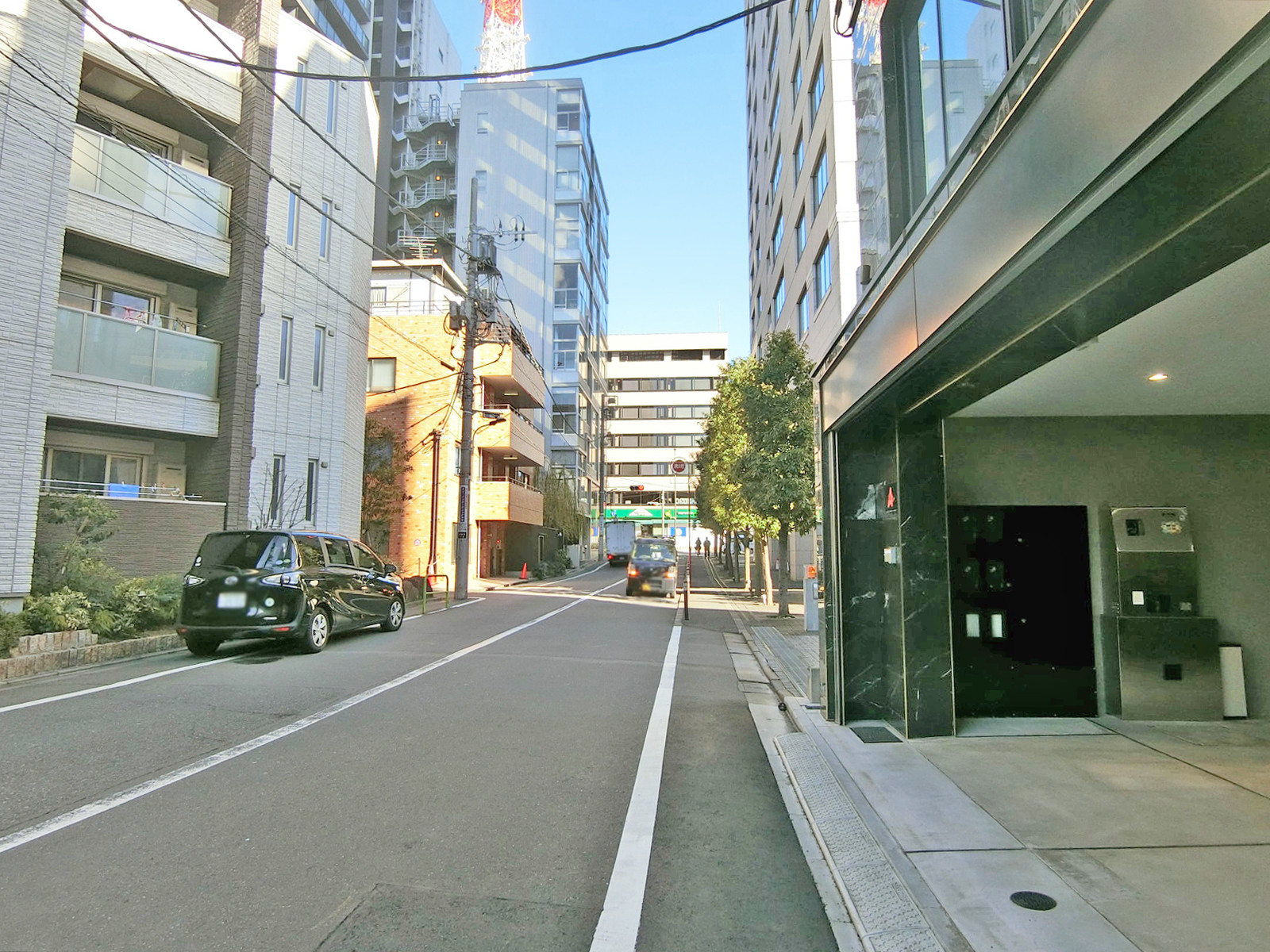 東麻布1丁目ビル前面の通り