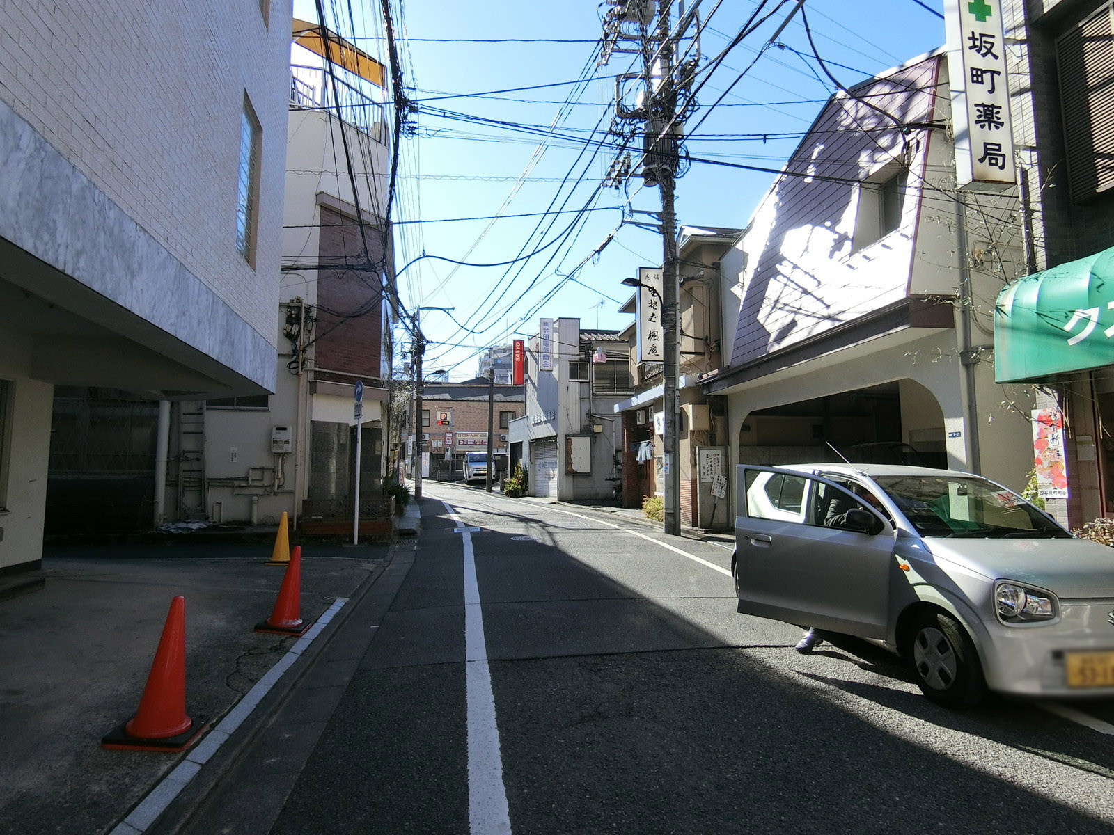 リカビル前面の通り