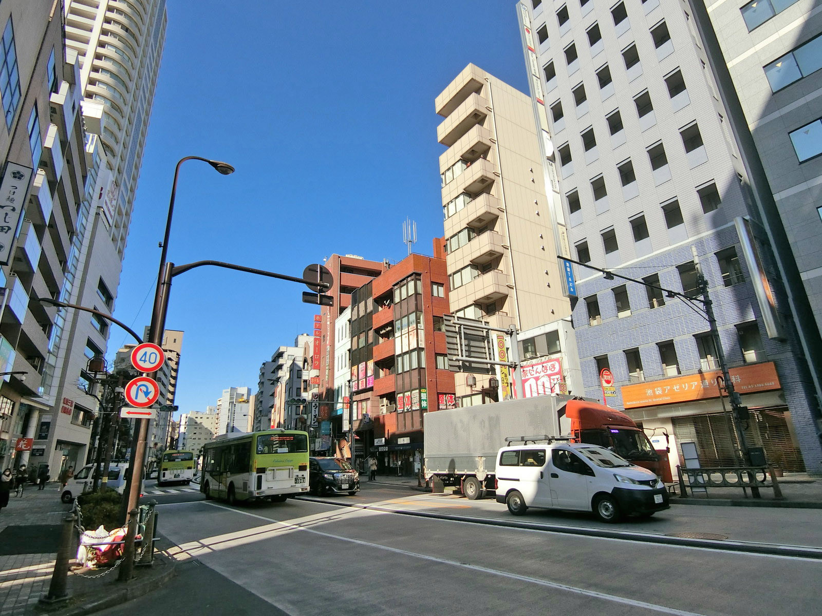 周辺はオフィスや店舗が多いエリア