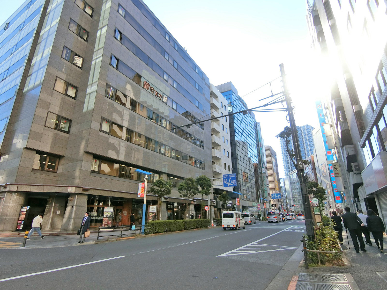 周辺はオフィスや店舗が多いエリア