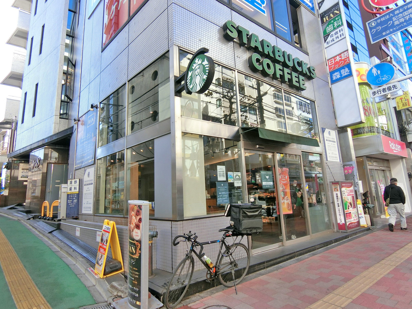 徒歩2分のスターバックス高田馬場早稲田通り店