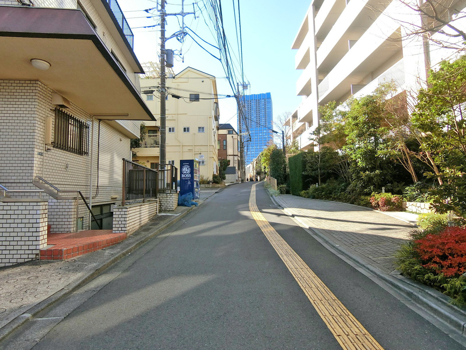エルヴェ内堀前面の通り