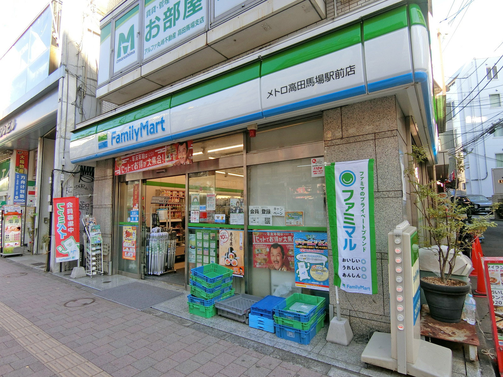 徒歩2分のファミリーマートメトロ高田馬場駅前店