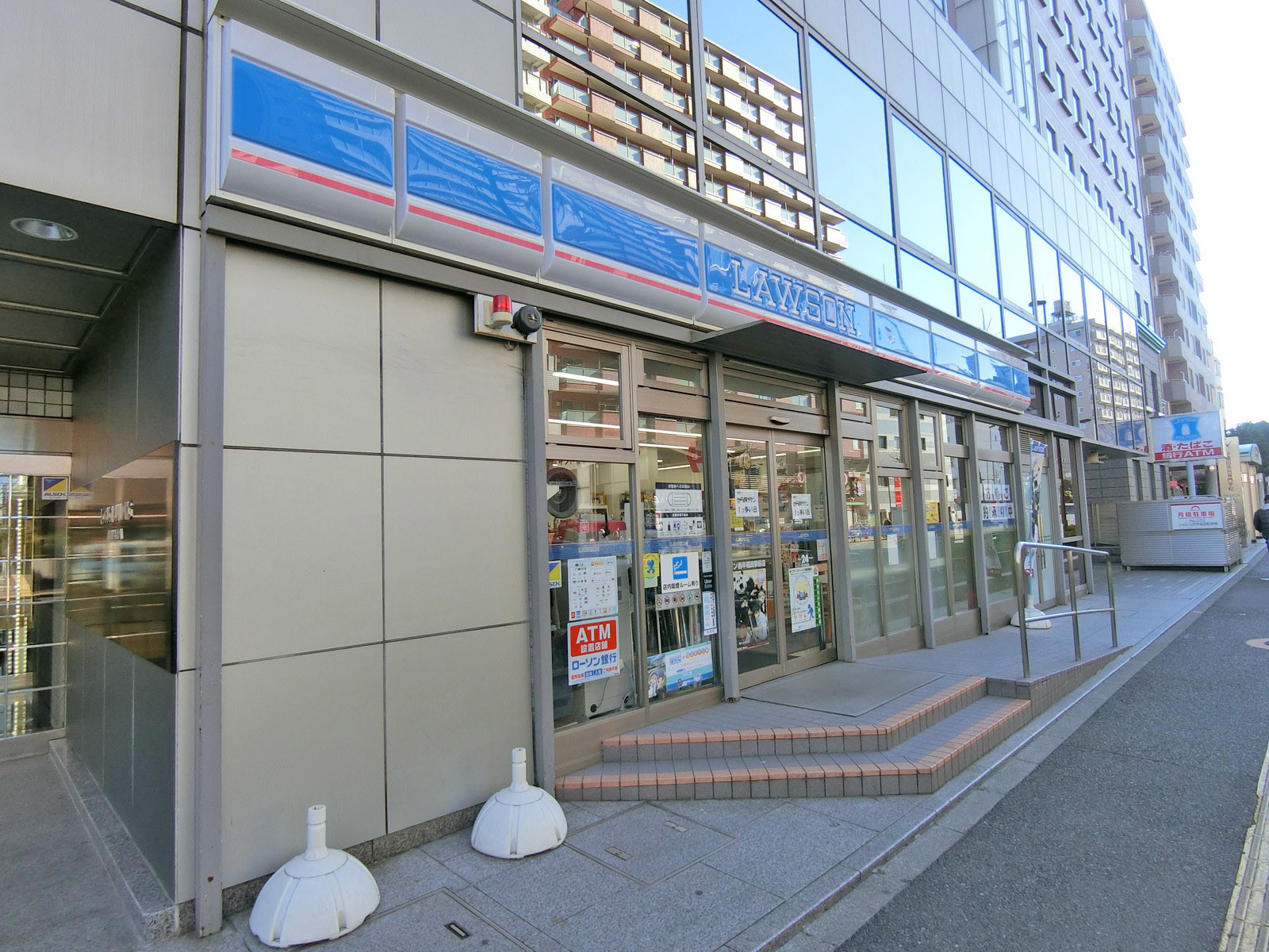 徒歩2分のローソン西早稲田駅前店