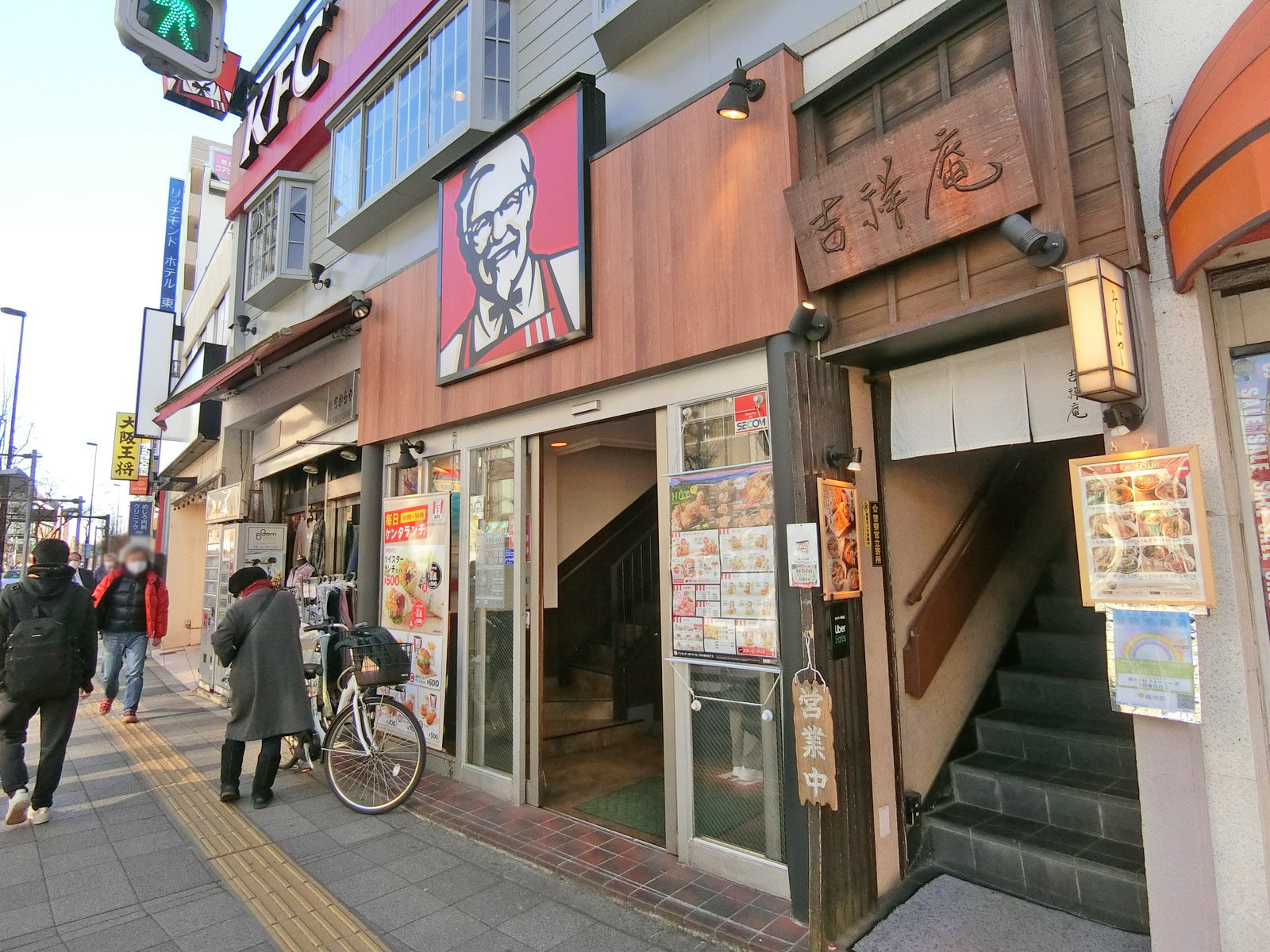 付近には飲食店が充実